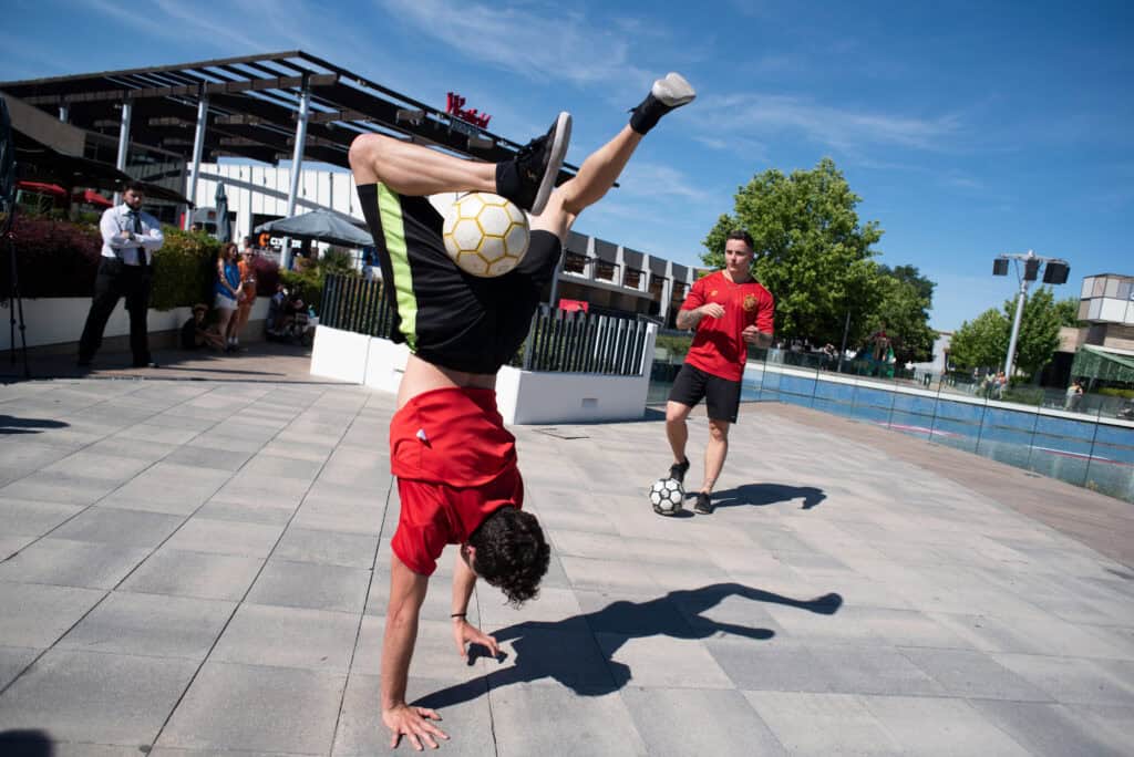 especialistas hacen trucos de futbol en westfiel parquesur