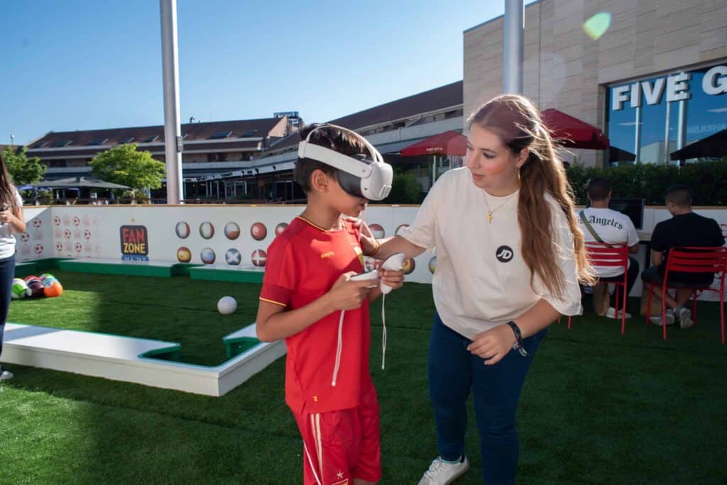 fotografía del evento donde un niño juega con unas gafas de realidad virtual