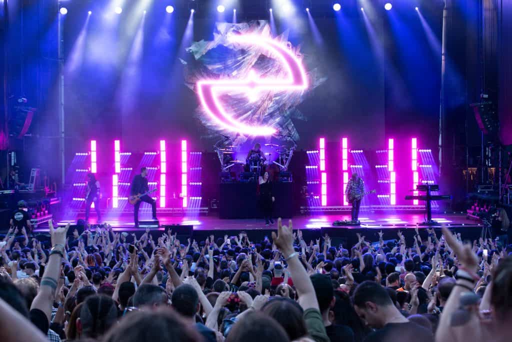 Fotografía profesional para conciertos y eventos musicales en Madrid y desplazamientos. Capturamos la energía del escenario y los momentos más íntimos para promocionar tus actuaciones y mantener viva la memoria de eventos. Fotógrafía de conciertos Madrid. Fotógrafo de eventos.